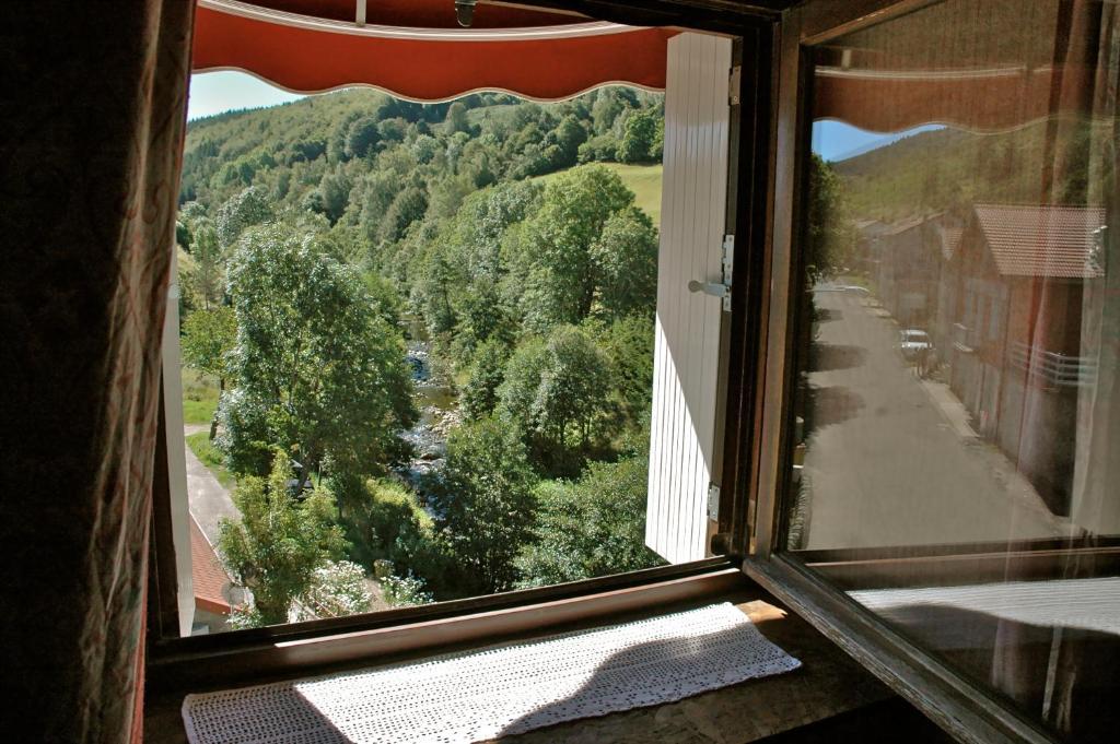 Au Parfum Des Bois Hotel Saint-Cirgues-en-Montagne ห้อง รูปภาพ