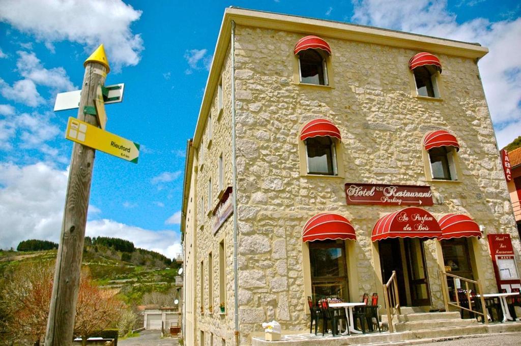 Au Parfum Des Bois Hotel Saint-Cirgues-en-Montagne ภายนอก รูปภาพ
