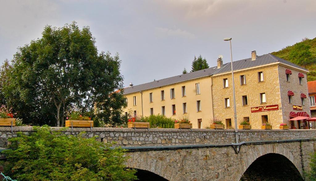 Au Parfum Des Bois Hotel Saint-Cirgues-en-Montagne ภายนอก รูปภาพ